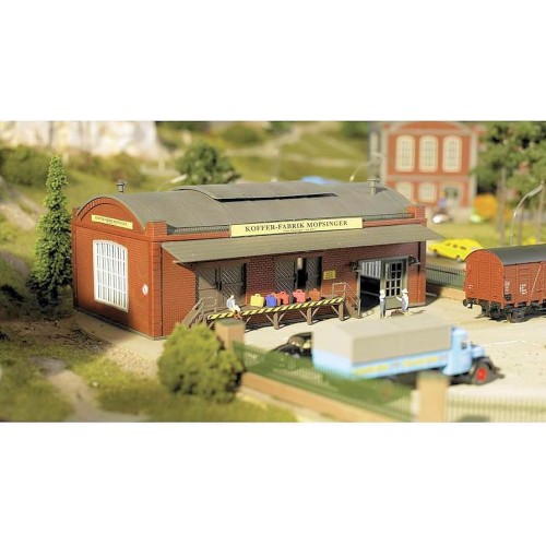 61833 PIKO - Deposito spedizioni bagagli con rampa scala H0