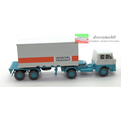 0526 01 WIKING - Henschel con containers 20 ft